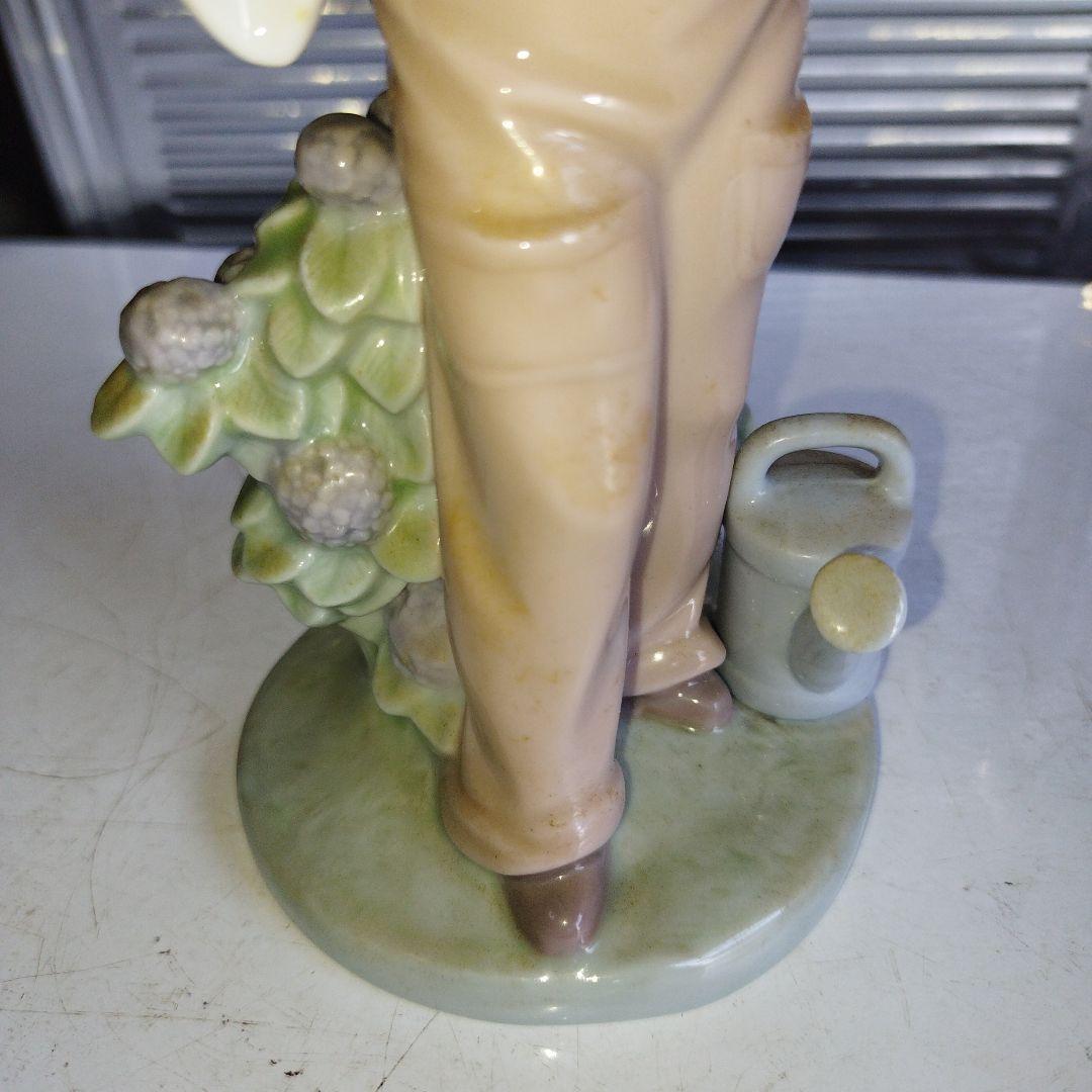 小鳥と話す少女。