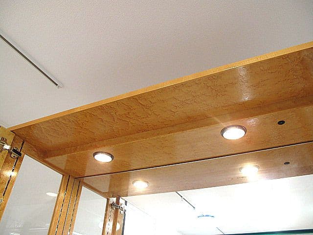 IDC大塚家具　スプレンダー バーズアイメープル　照明付きキュリオケース 飾り棚