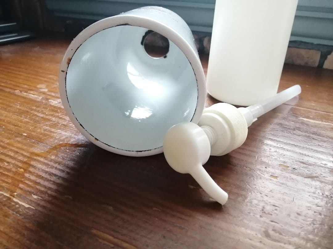 旧イマンのリボンホーローソープディスペンサー