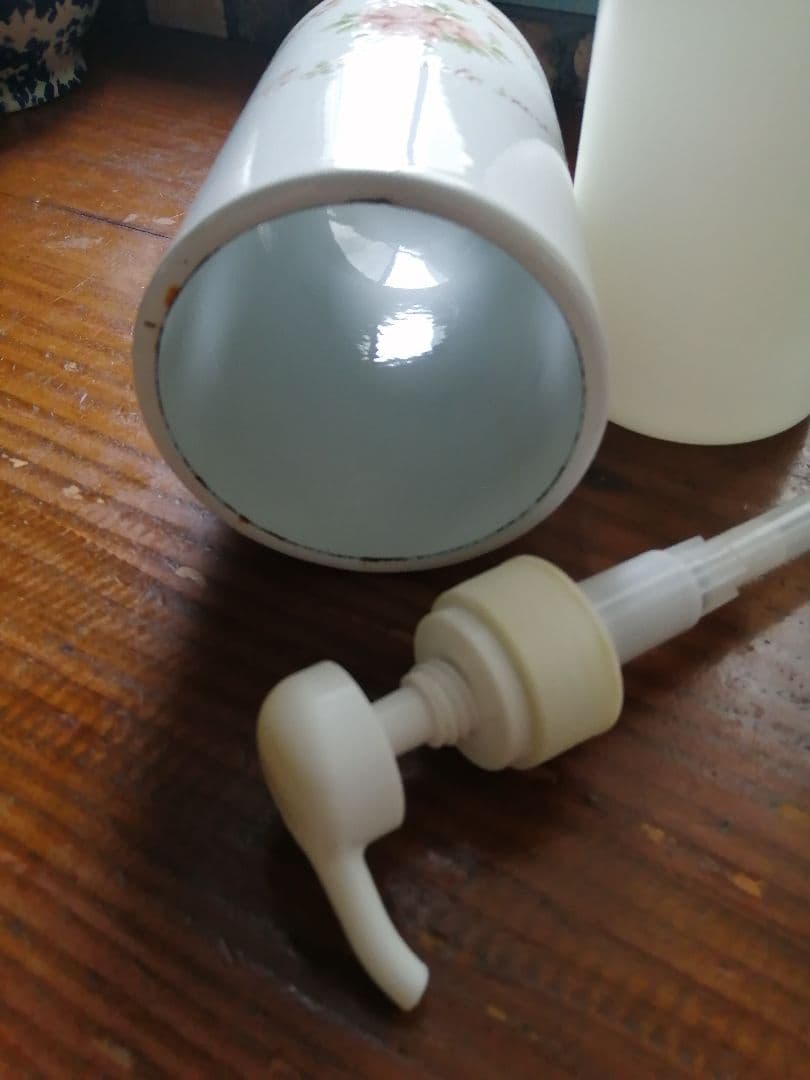 旧イマンのリボンホーローソープディスペンサー