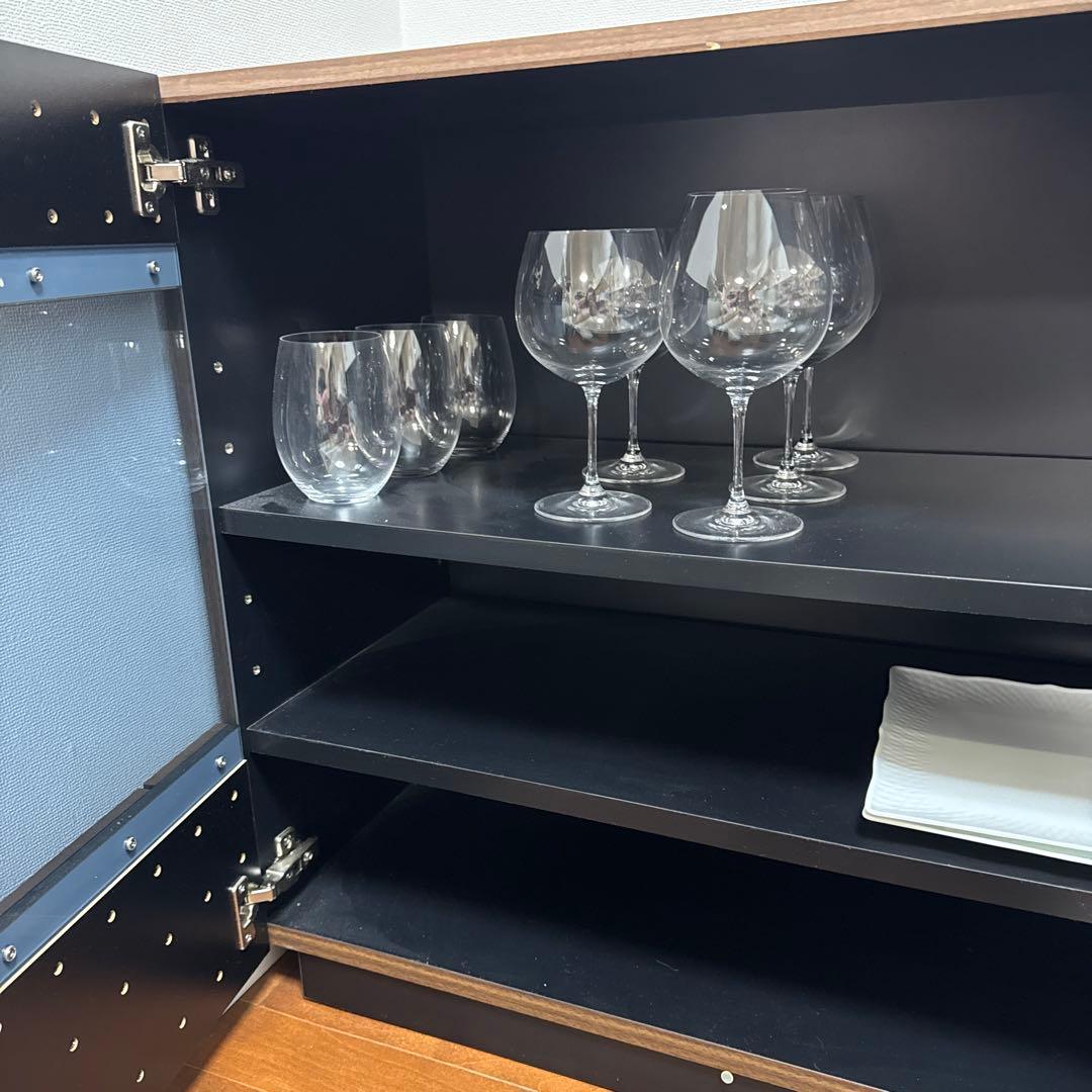 ブラウン木製キャビネット ガラス扉付き