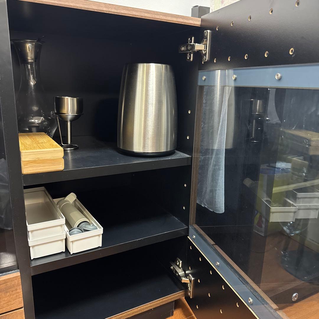 ブラウン木製キャビネット ガラス扉付き