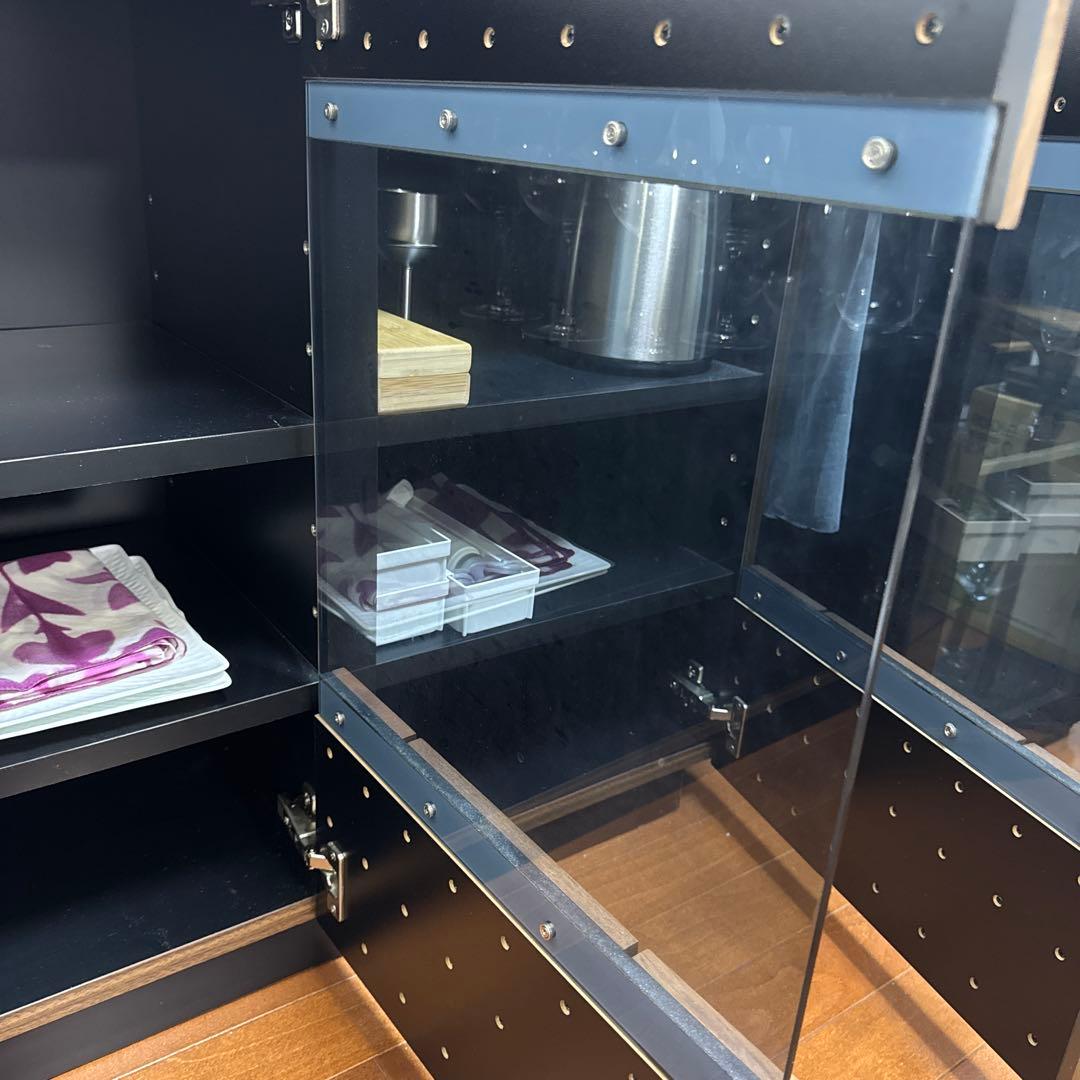 ブラウン木製キャビネット ガラス扉付き