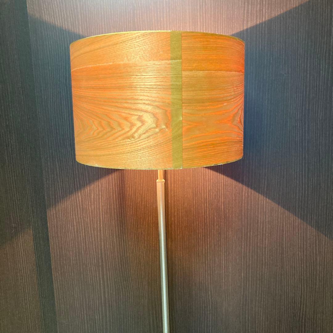 木製シェードのフロアスタンド