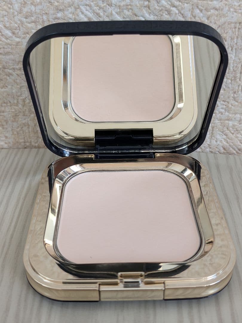 クレ・ド・ポー・ボーテ プードルコンパクトエサンシエルn