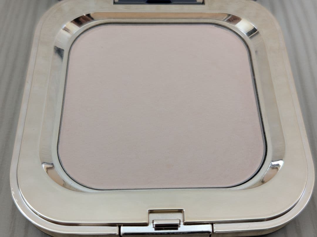 クレ・ド・ポー・ボーテ プードルコンパクトエサンシエルn