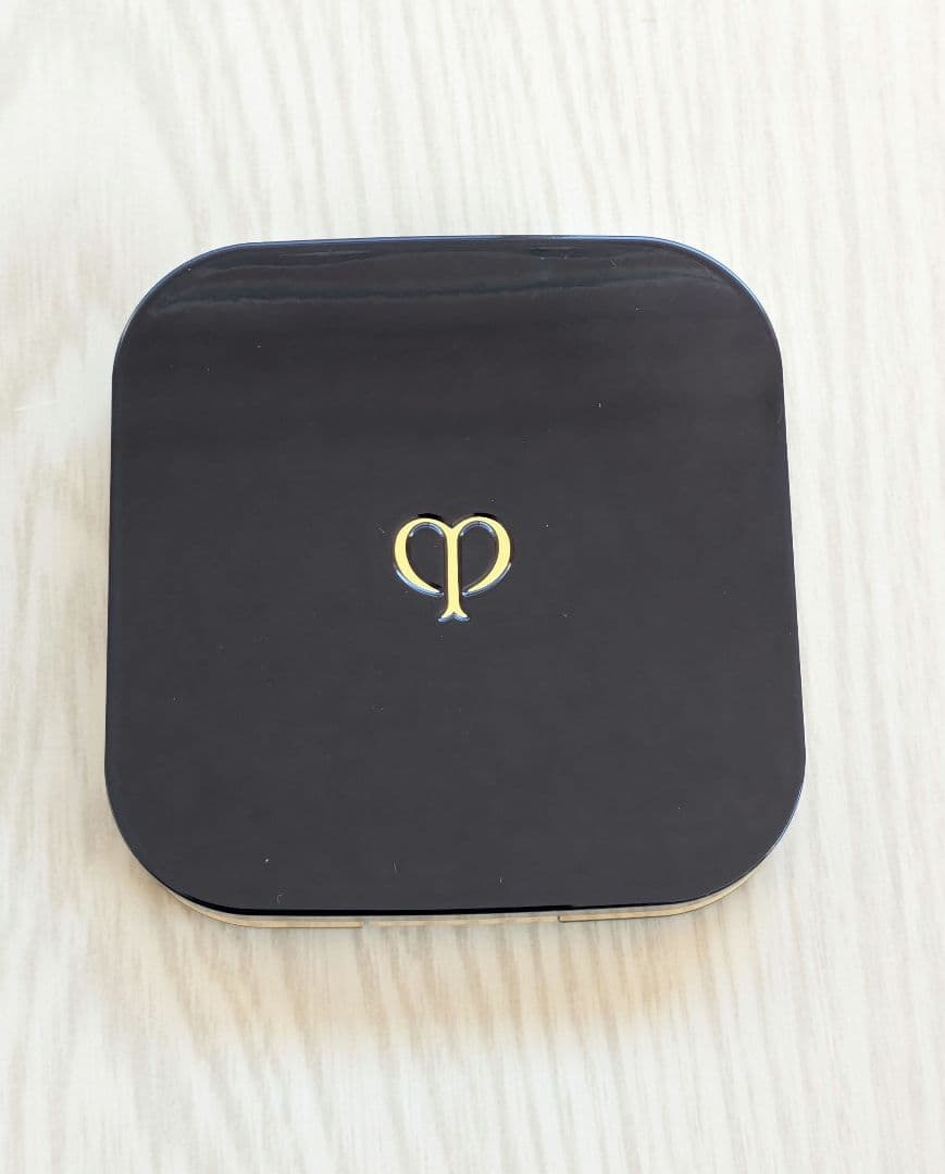 クレ・ド・ポー・ボーテ プードルコンパクトエサンシエルn