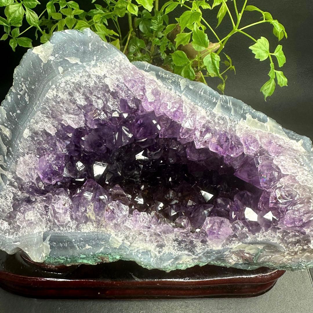 金運❗️絶品❣️濃紫の煌めきアメジストドーム☆レインボー☆カコクセナイト共生A892