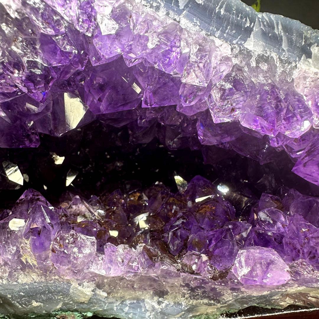 金運❗️絶品❣️濃紫の煌めきアメジストドーム☆レインボー☆カコクセナイト共生A892