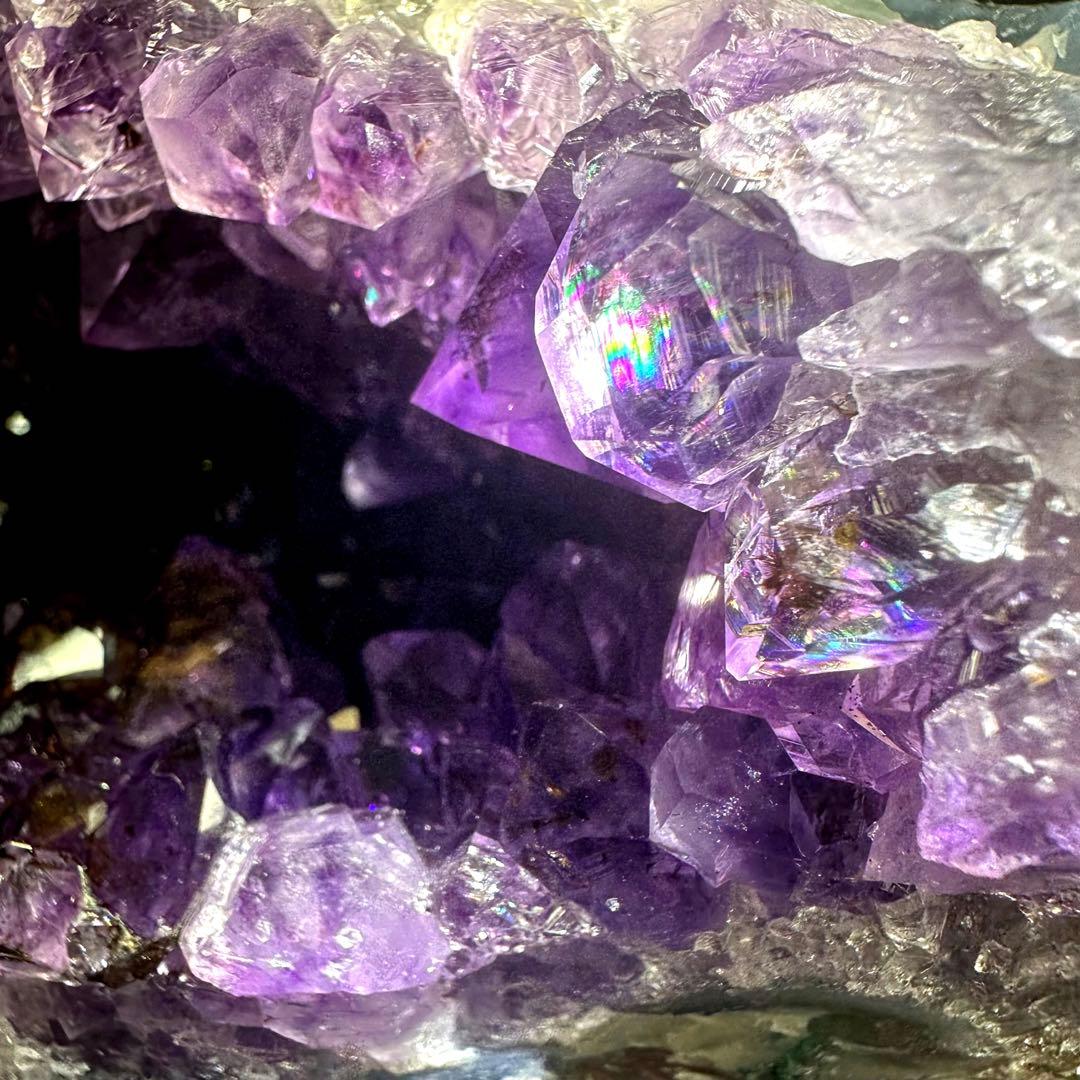 金運❗️絶品❣️濃紫の煌めきアメジストドーム☆レインボー☆カコクセナイト共生A892