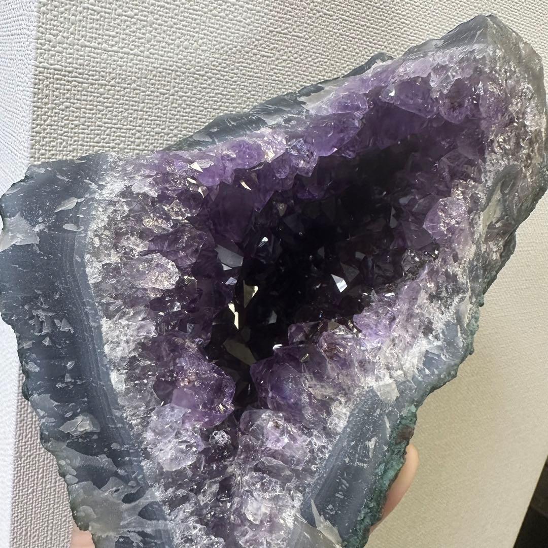 金運❗️絶品❣️濃紫の煌めきアメジストドーム☆レインボー☆カコクセナイト共生A892