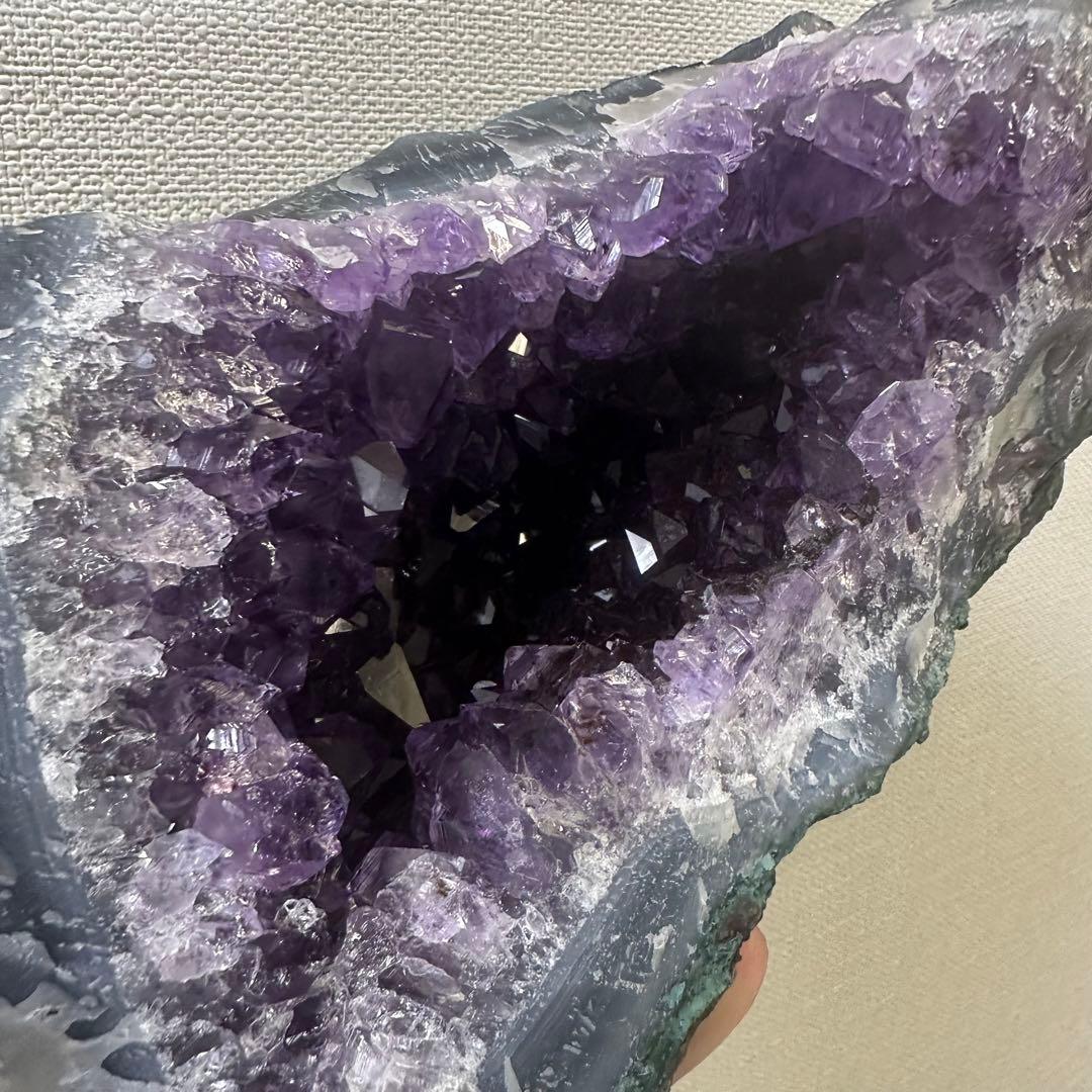 金運❗️絶品❣️濃紫の煌めきアメジストドーム☆レインボー☆カコクセナイト共生A892