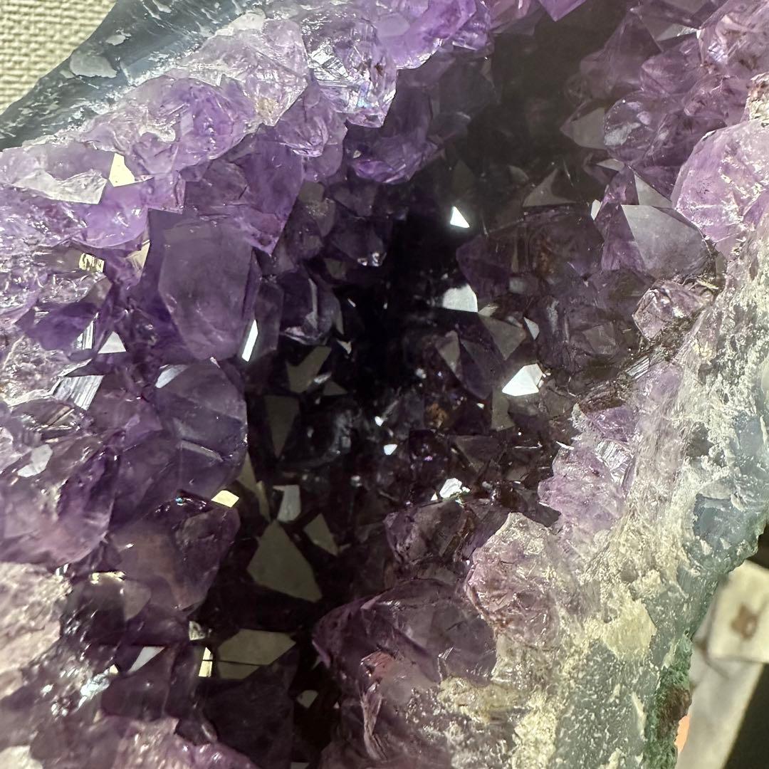 金運❗️絶品❣️濃紫の煌めきアメジストドーム☆レインボー☆カコクセナイト共生A892