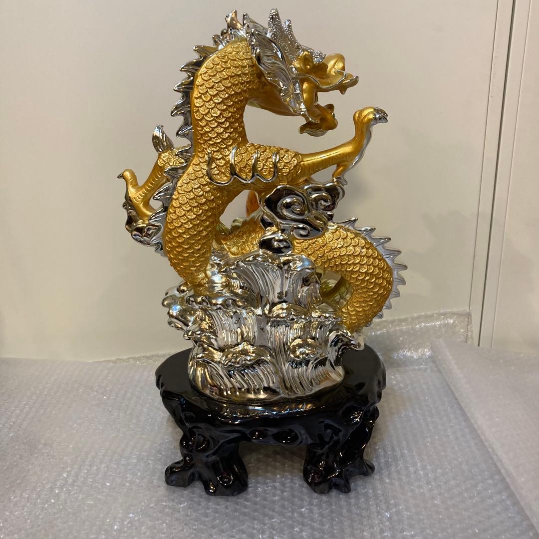 金色と銀色のドラゴン像