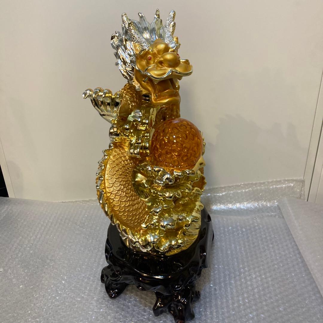 金色と銀色のドラゴン像