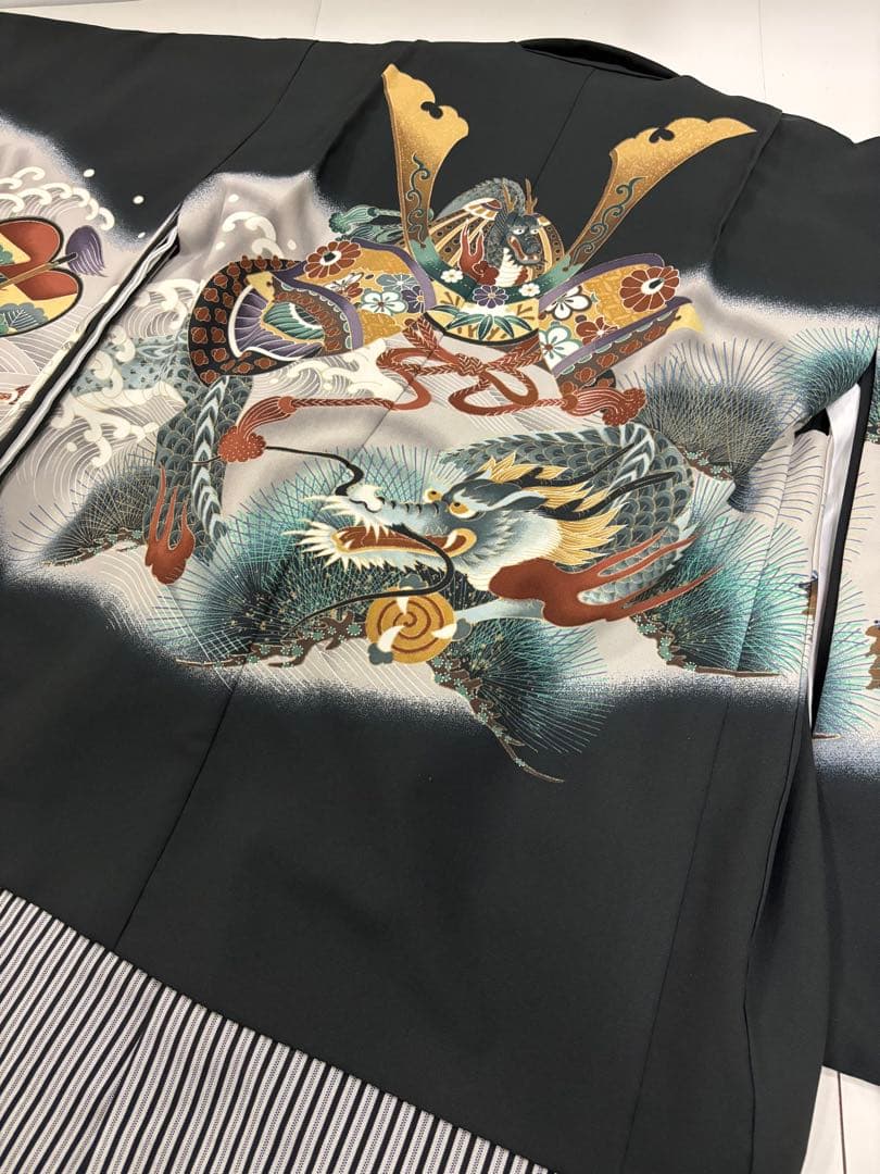 七五三　5歳男の子　着物・袴セット　黒系　兜と龍　白波　松