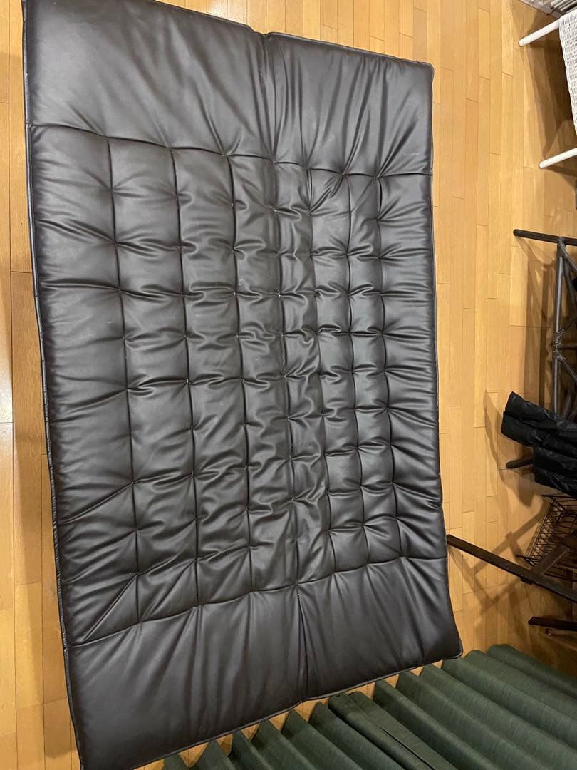 黒の合成皮革ソファベッド