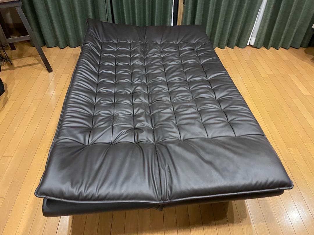 黒の合成皮革ソファベッド