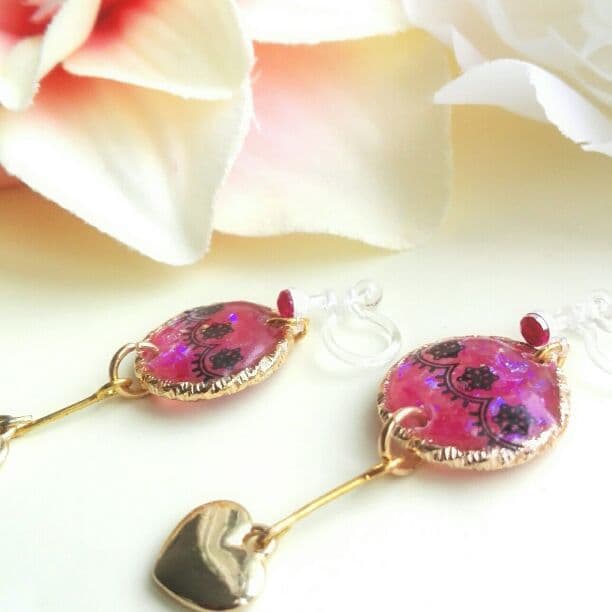 売れました　揺れるハートのイヤリング　レジン