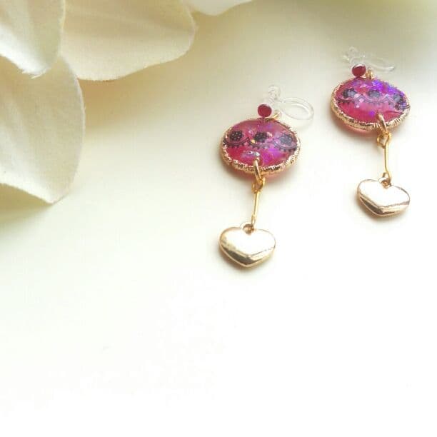 売れました　揺れるハートのイヤリング　レジン