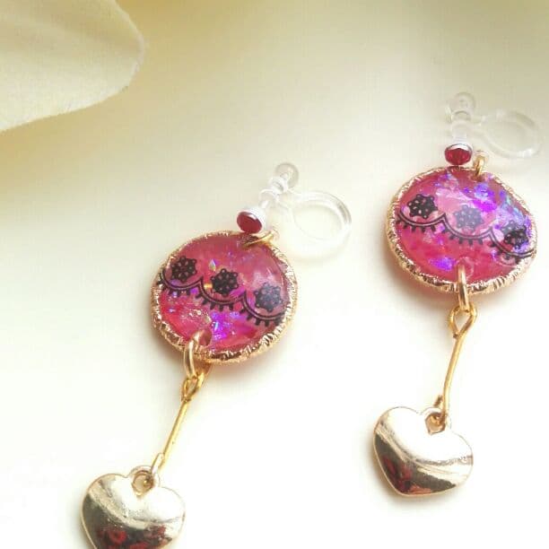 売れました　揺れるハートのイヤリング　レジン