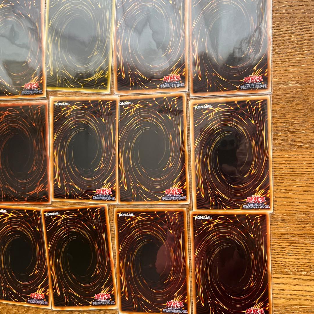 遊戯王カード《ウルトラレアシークレットレア、シークレットレア、ウルトラレア》