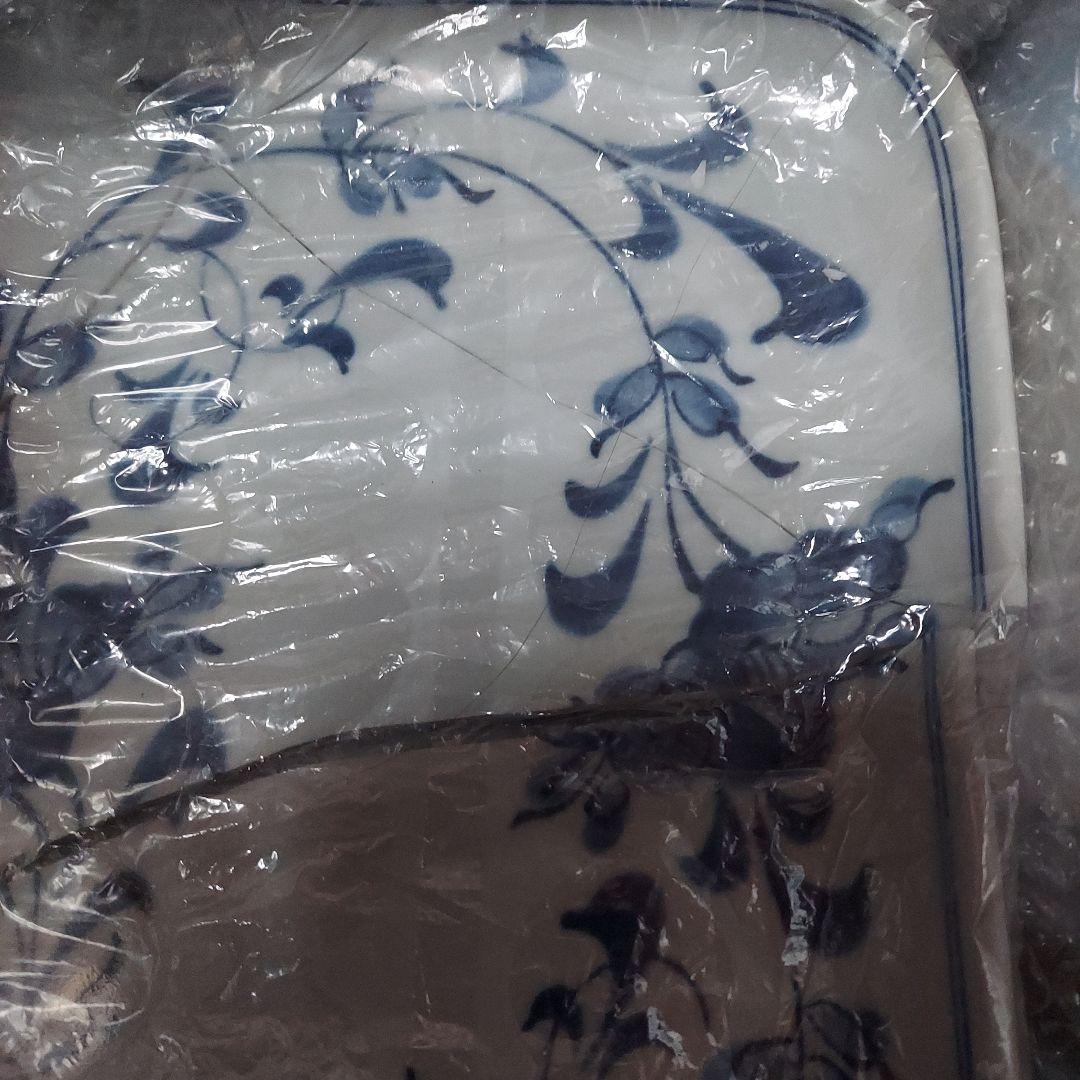 青い花柄の四角形陶器皿