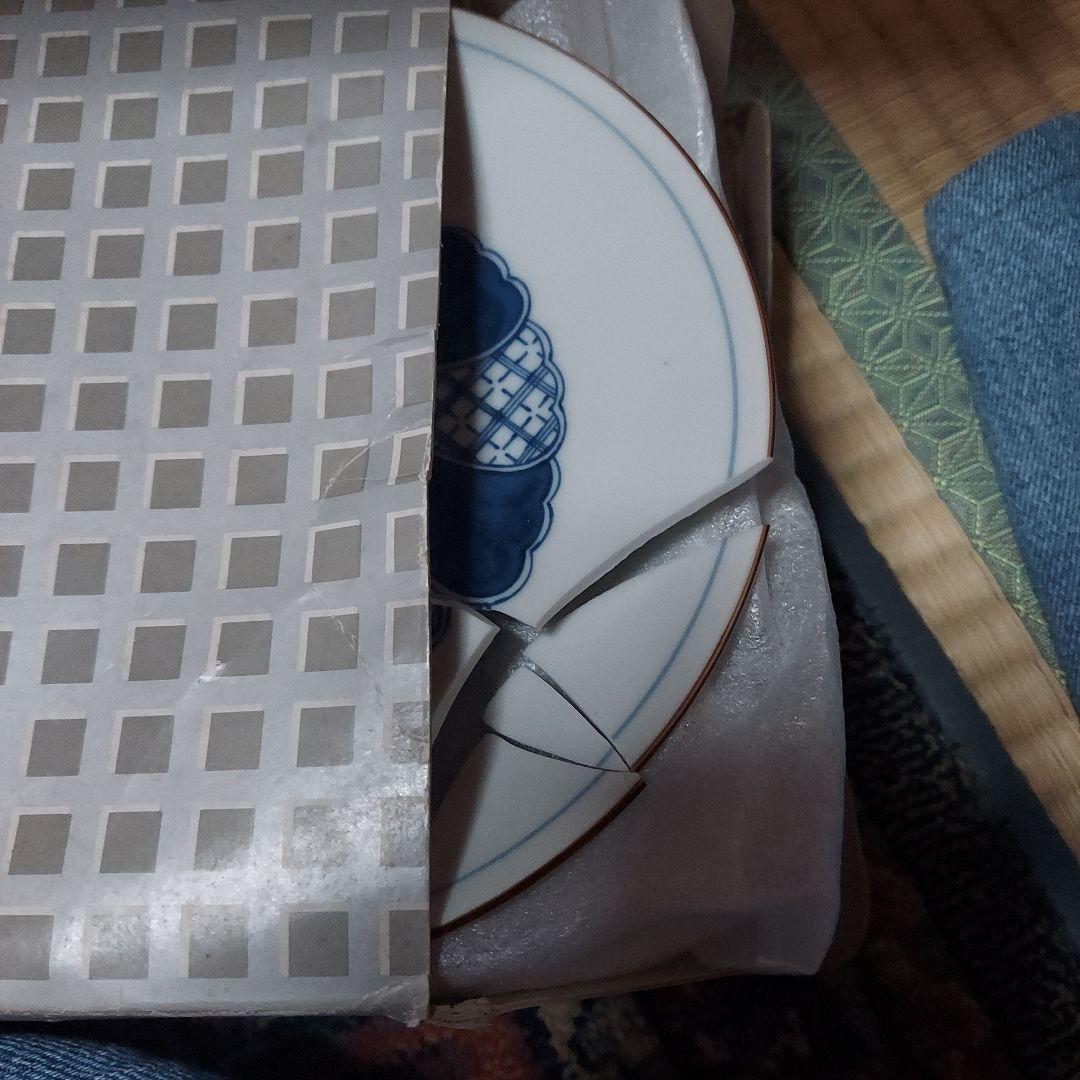 青い花柄の四角形陶器皿