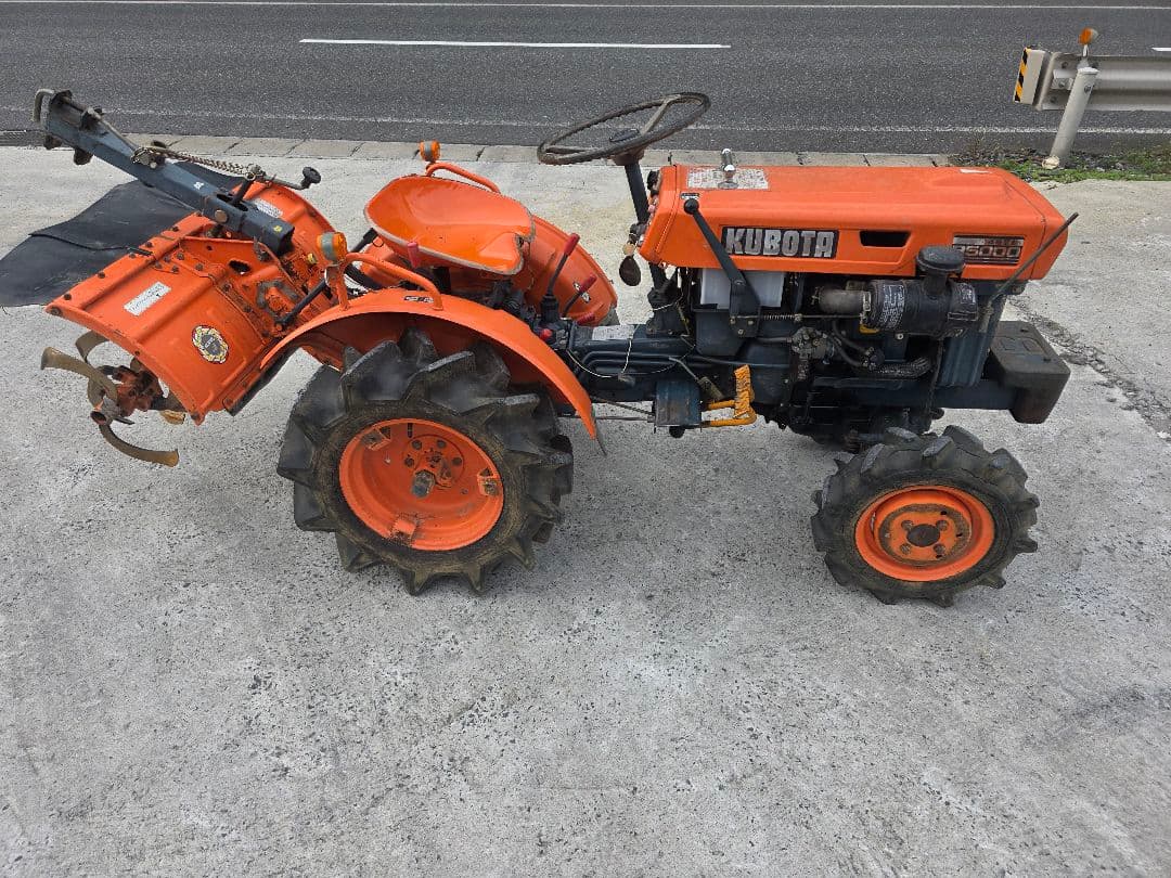 トラクター　クボタB5000　実働　四駆