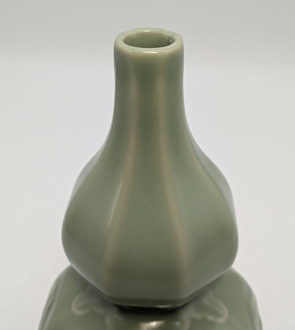 三田青磁 瓢箪徳利 三田狭山銘 酒器 とっくり 花入 花器 花瓶 陽刻牡丹