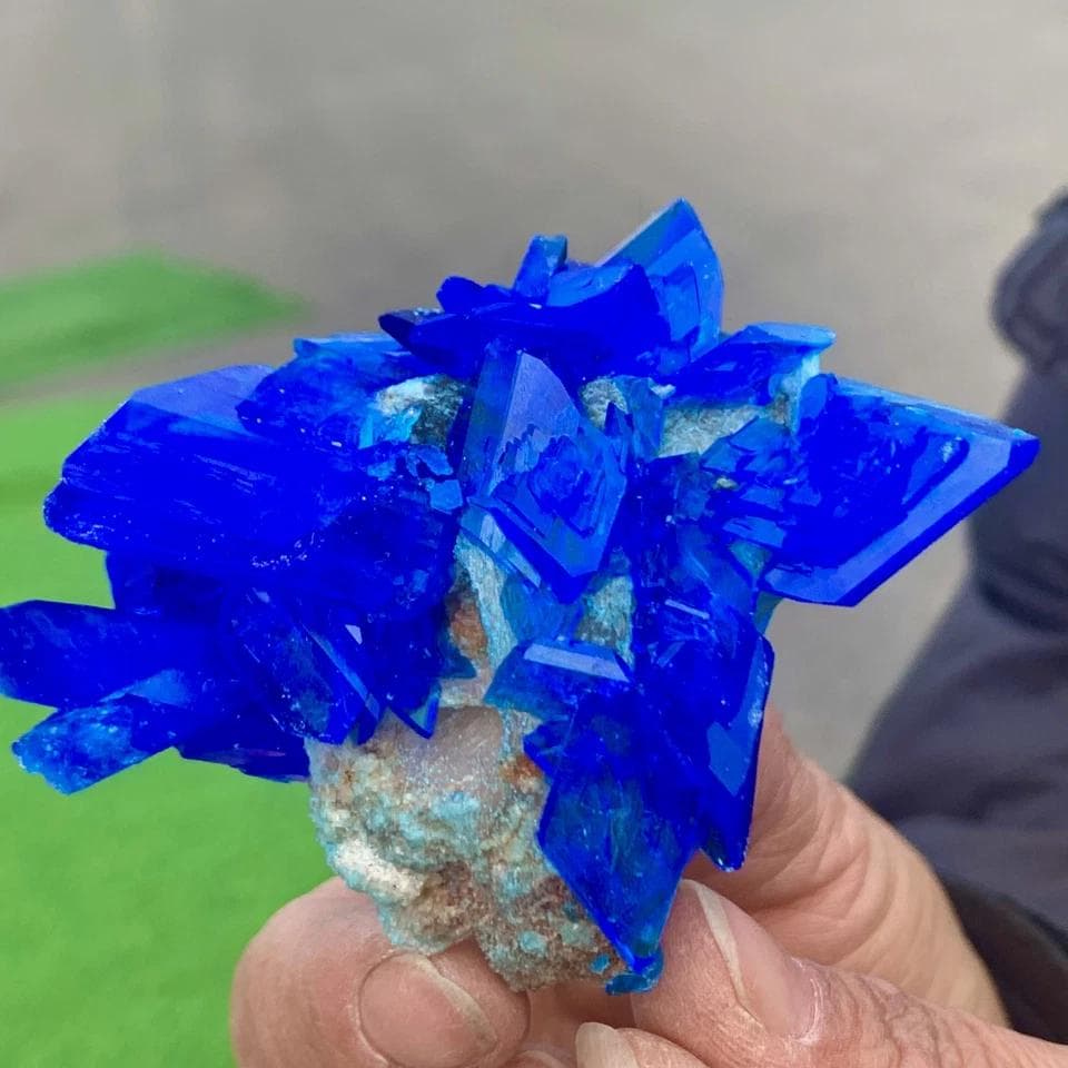 吸い込まれるような深青色の結晶 ミョウバン 102g 68mm 鉱物標本