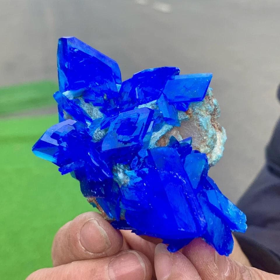 吸い込まれるような深青色の結晶 ミョウバン 102g 68mm 鉱物標本