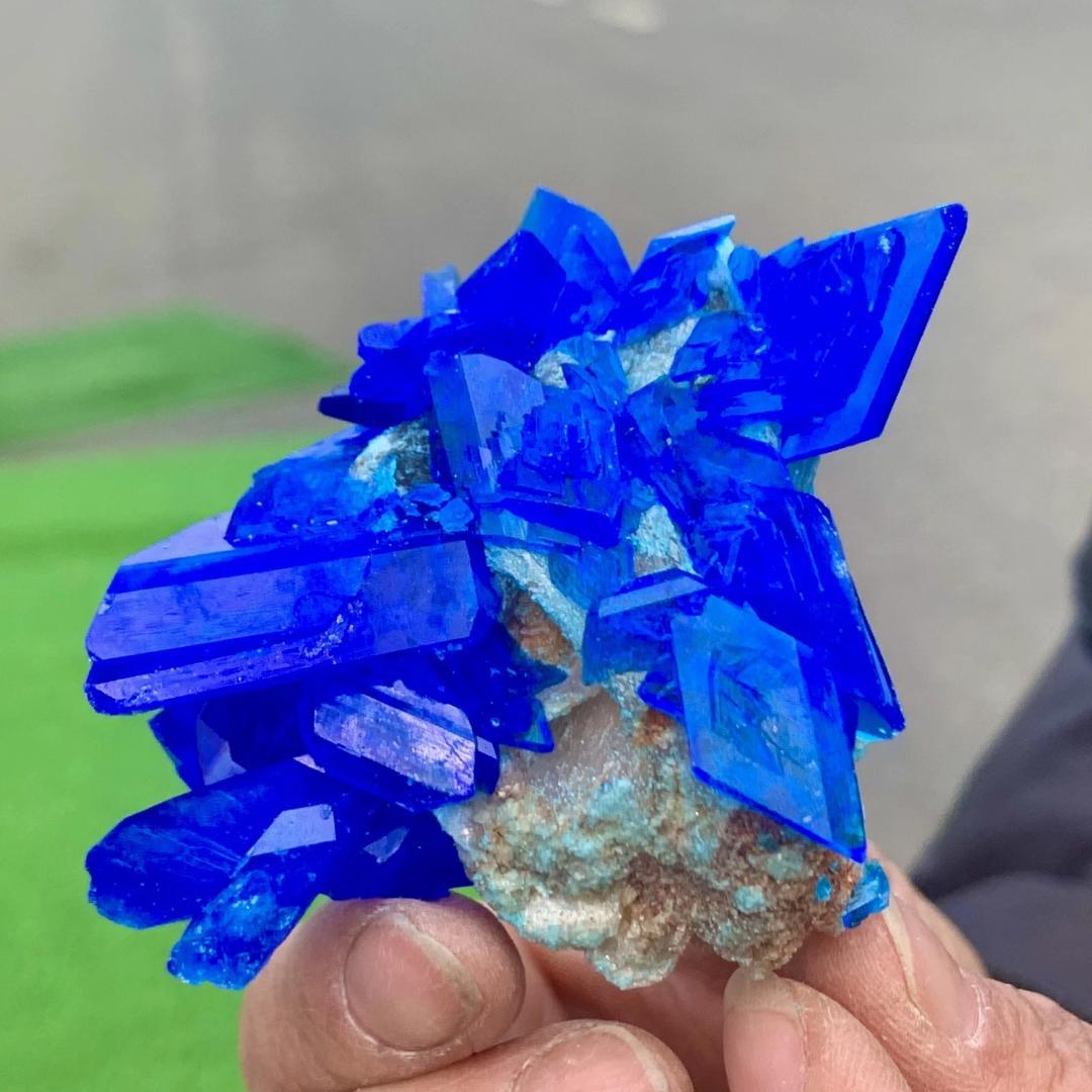 吸い込まれるような深青色の結晶 ミョウバン 102g 68mm 鉱物標本