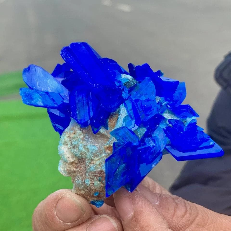 吸い込まれるような深青色の結晶 ミョウバン 102g 68mm 鉱物標本