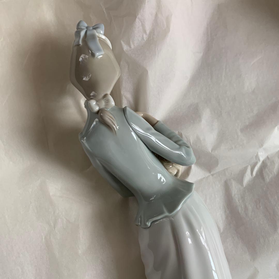 リヤドロ 子犬を抱く貴婦人 グレーの陶器製女性像人形 - メルカリ