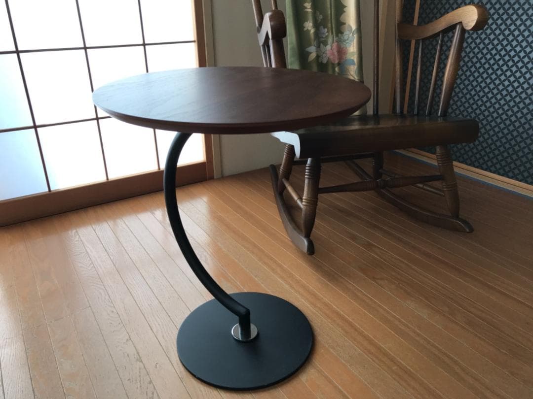 洗練された曲線美 ウォルナット木目サイドテーブル