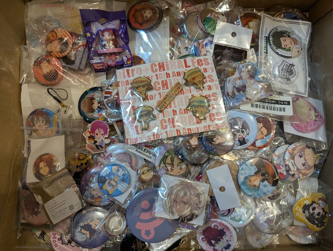 １２０サイズ　１３００点以上　ノンジャンル　大量　缶バッジ　アクスタ　まとめ売り