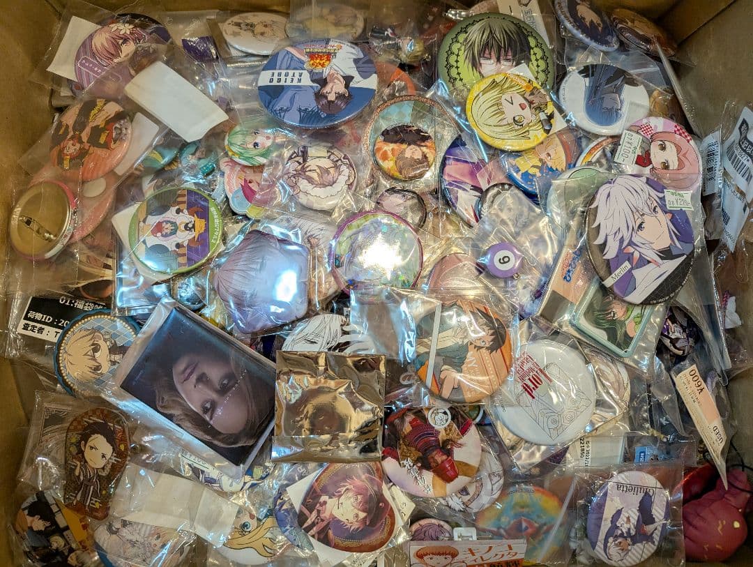 １２０サイズ　１３００点以上　ノンジャンル　大量　缶バッジ　アクスタ　まとめ売り