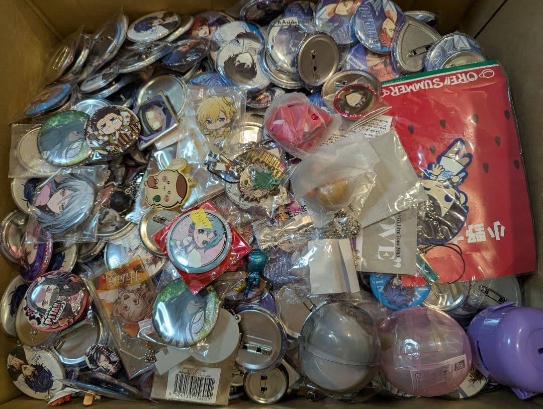 １２０サイズ　１３００点以上　ノンジャンル　大量　缶バッジ　アクスタ　まとめ売り