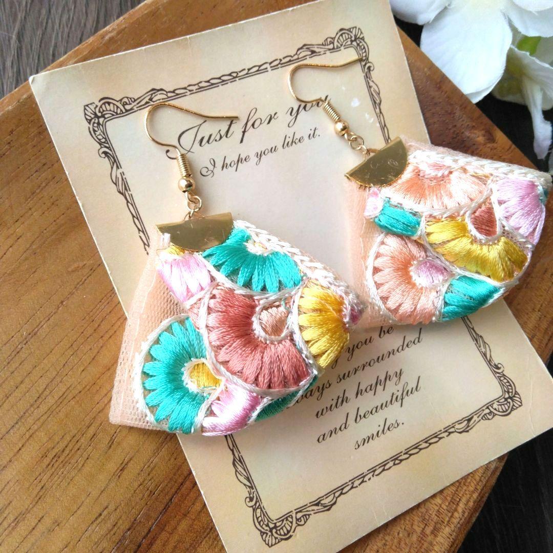 アジアン　カラフル　ピアス　イヤリング　ネイティブ　チロリアンテープ　刺繍リボン