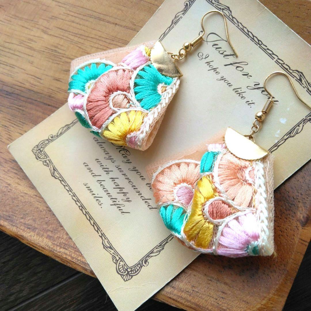 アジアン　カラフル　ピアス　イヤリング　ネイティブ　チロリアンテープ　刺繍リボン