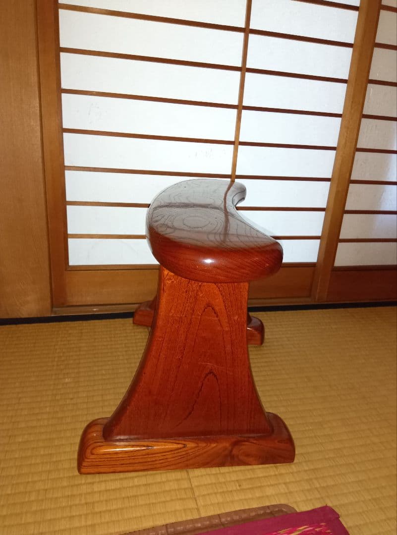 欅　無垢　漆塗りのひじかけ