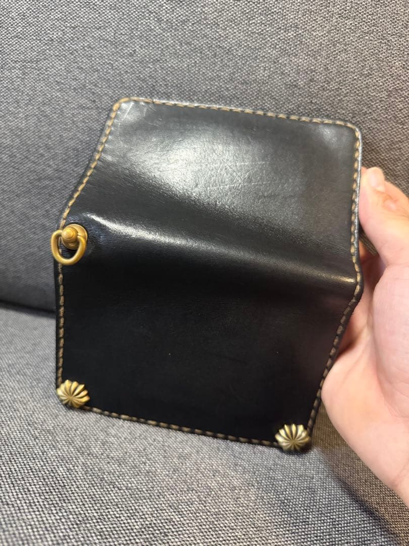 トラッカーウォレット　黒のレザー ミニ財布 金色装飾付き
