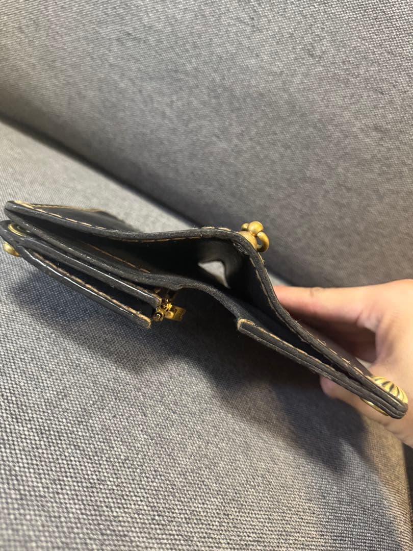 トラッカーウォレット　黒のレザー ミニ財布 金色装飾付き
