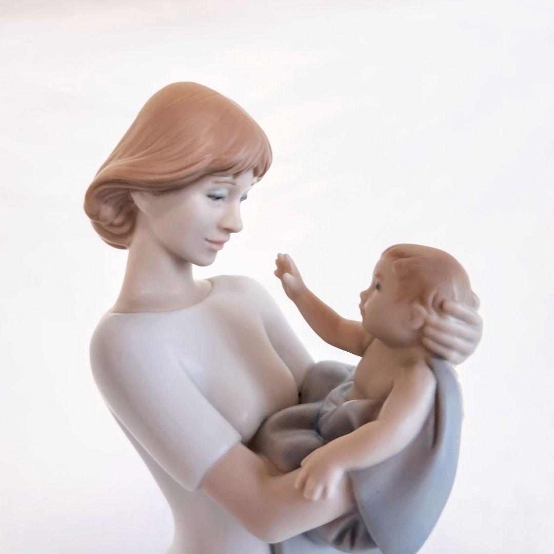 リヤドロ【専用箱付・美品】フィギュリン《かけがえのない宝物》No.8294　置物