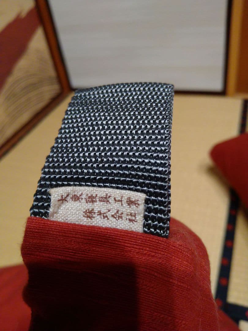 赤い三角形クッション 持ち手付き