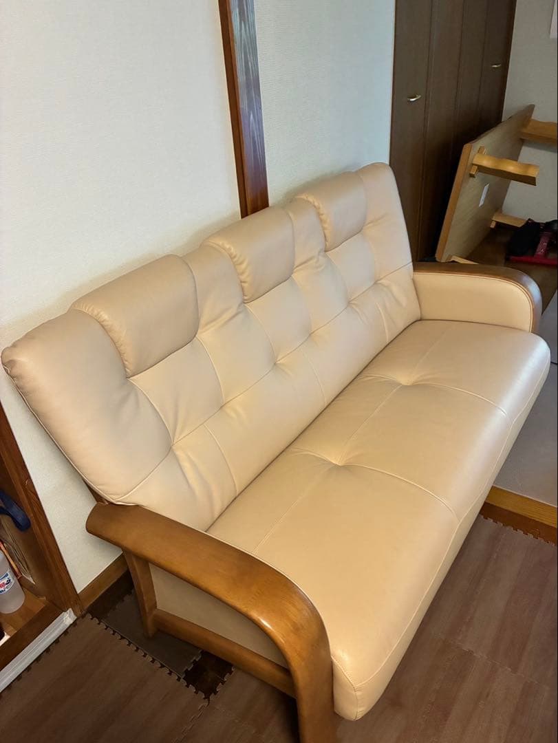 カリモク製　モダンデザイン 3人掛けソファ ベージュ※引き取り限定　福岡県※