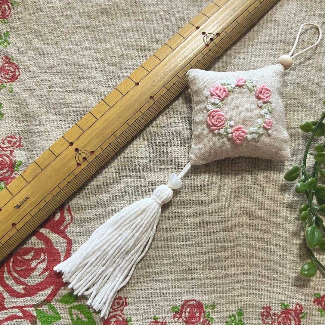 No.2303-28 タッセル付きスクエアサシェ（香り袋）ローズリース＊ピンク