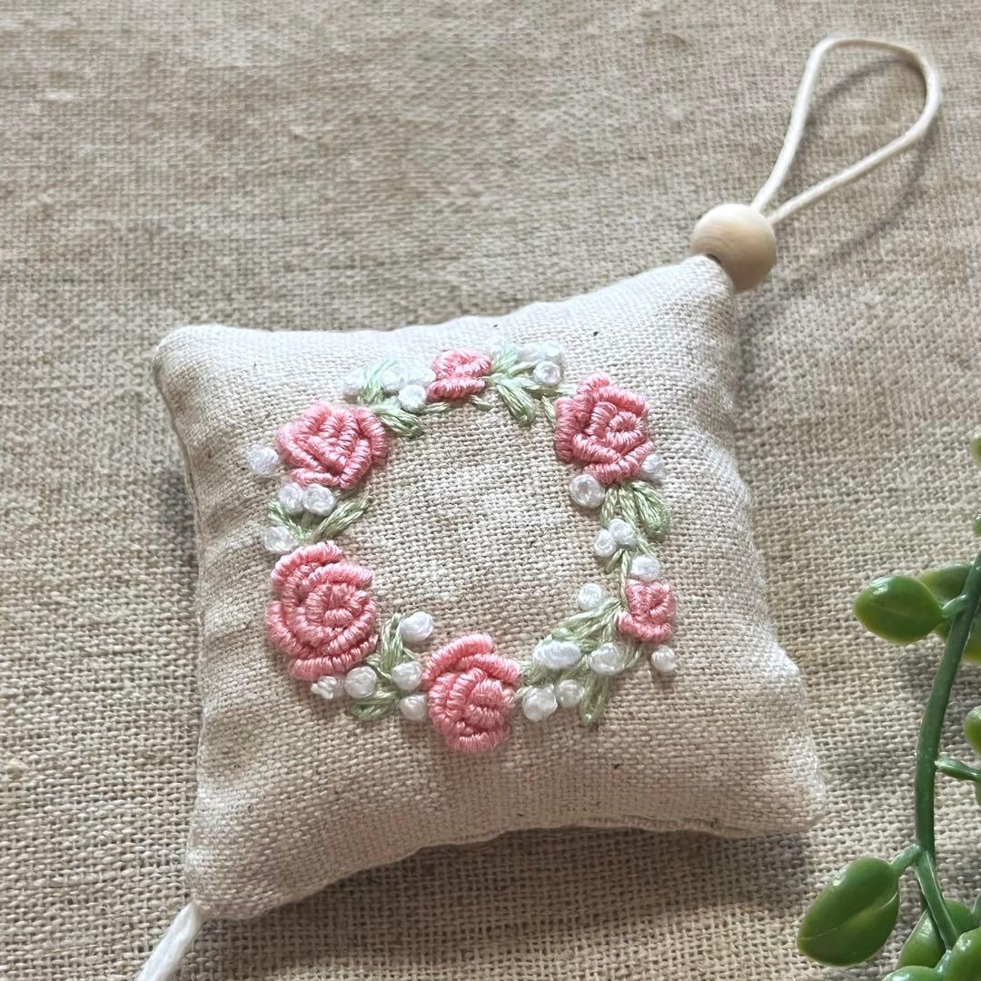 No.2303-28 タッセル付きスクエアサシェ（香り袋）ローズリース＊ピンク