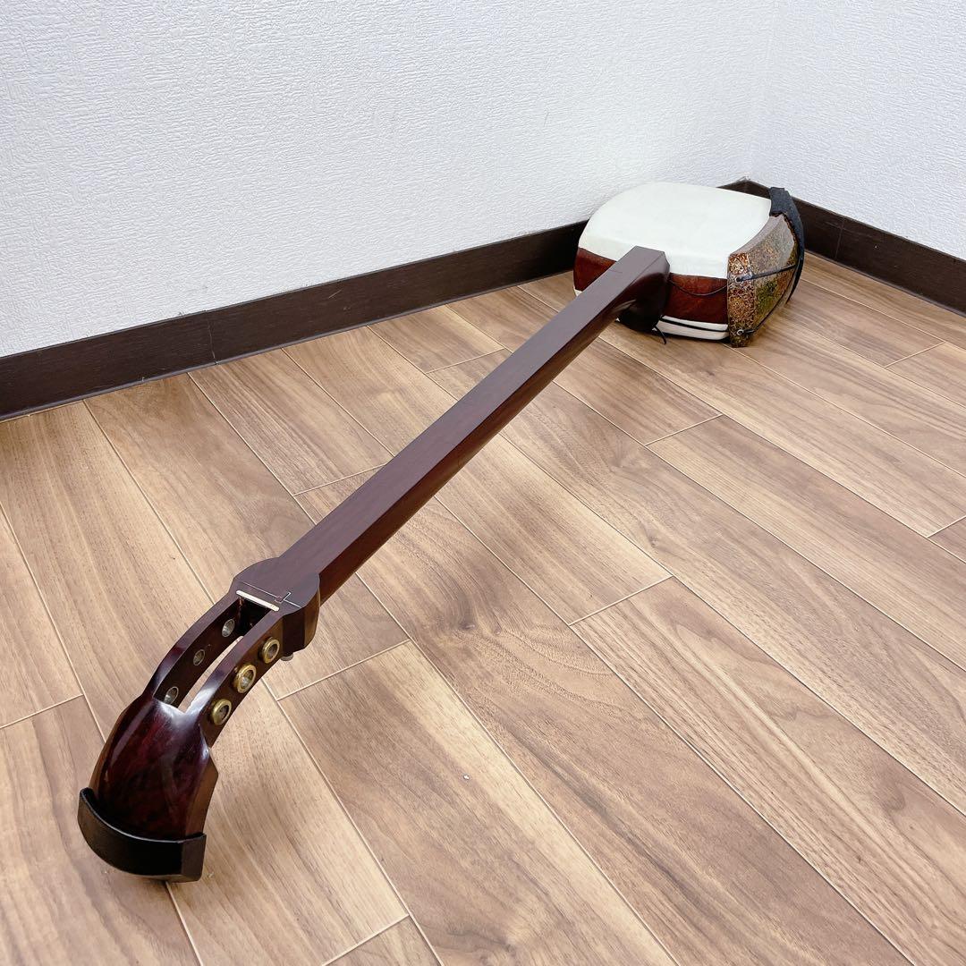 津軽三味線 太棹 段違い二本溝 東さわり トチ紅木 綾杉彫り